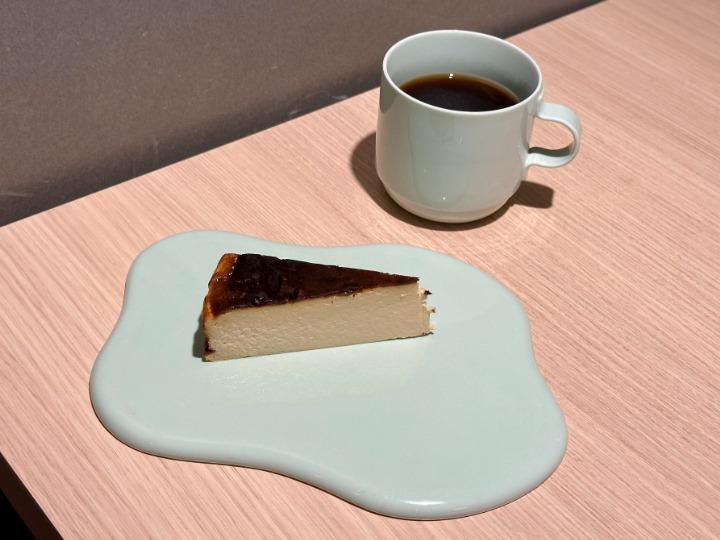 写真：バスクチーズケーキとコーヒー