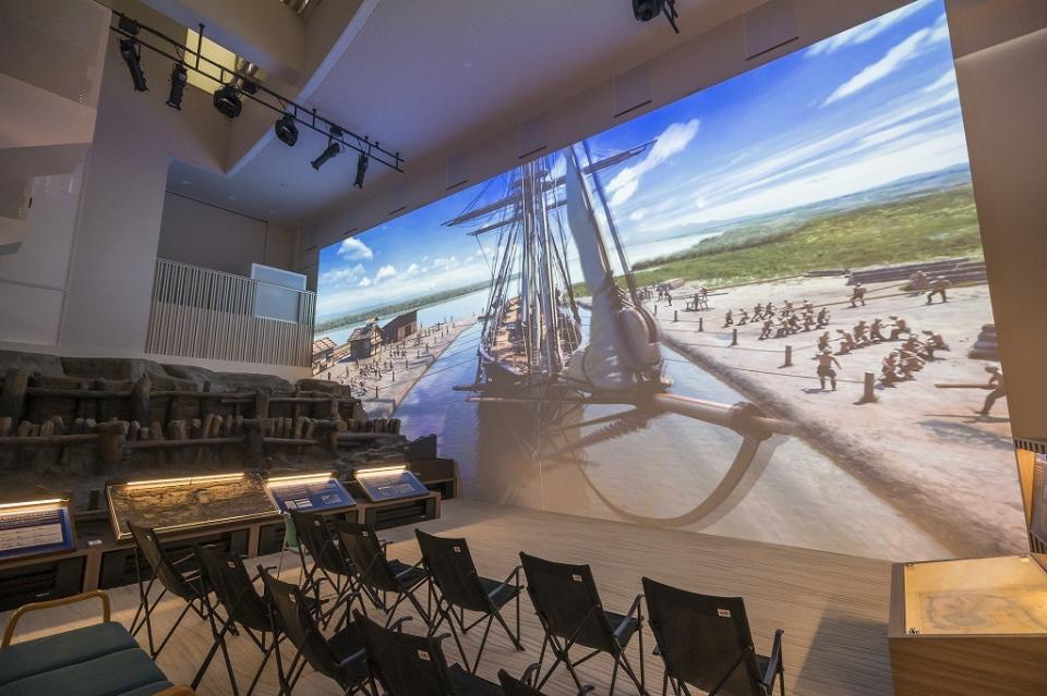 1階の「三重津海軍所跡展示室」の大型スクリーンの画像