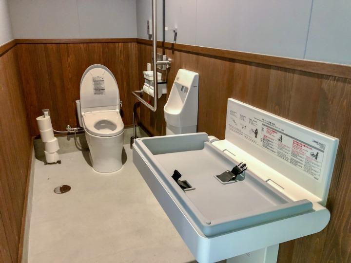 写真：トイレに設置されているチャイルドシート