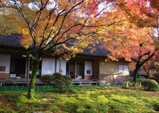写真：数寄屋造りの邸宅と筑紫平野を借景にした庭園