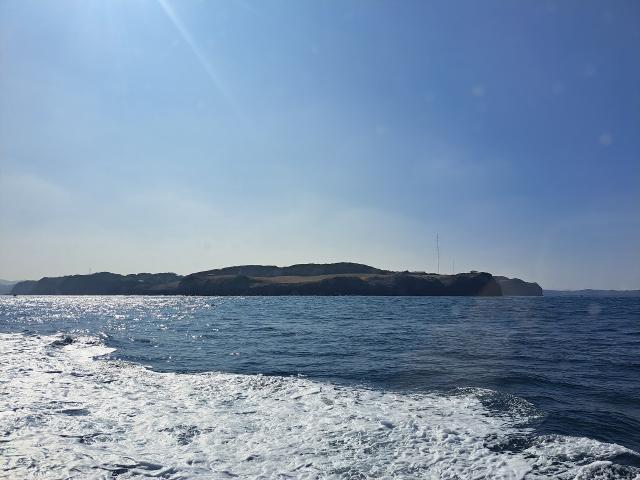 写真：船内から見える島