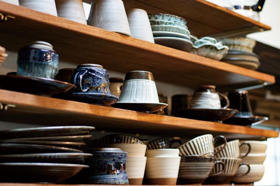 写真：たくさんの陶磁器のうつわが納まった棚