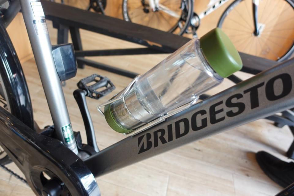 写真：専用ボトルを自転車に装着