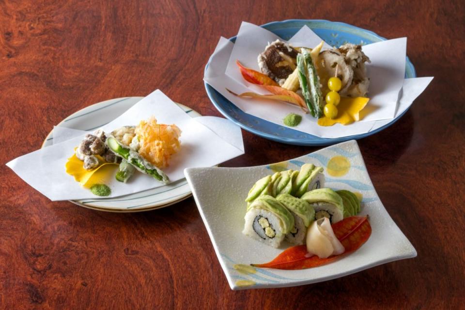 写真：三皿のセット料理。手前からアボカドの巻きずし、アスパラの天ぷら、しいたけとレンコンの天ぷら