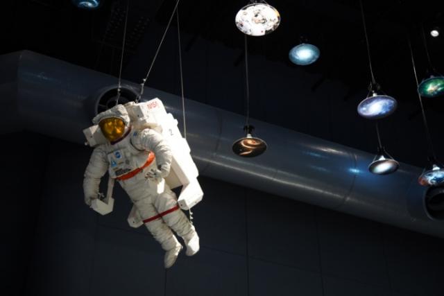 写真：天井には宇宙飛行士の作業している様子