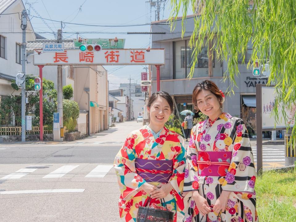 写真：長崎街道の前に立つ着物姿の女性