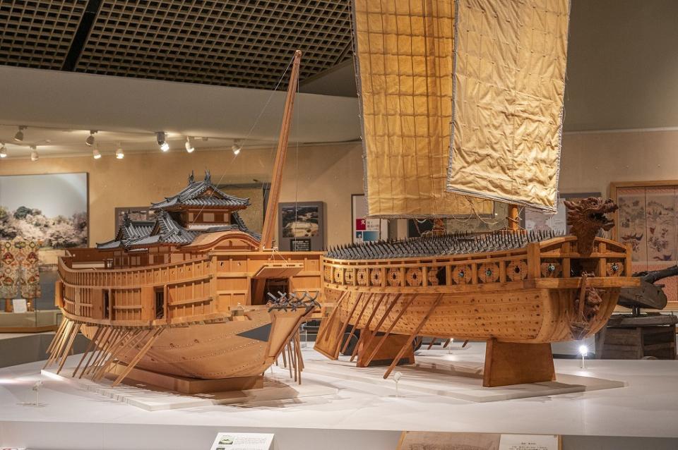 安宅船と亀甲船の復元モデルの画像