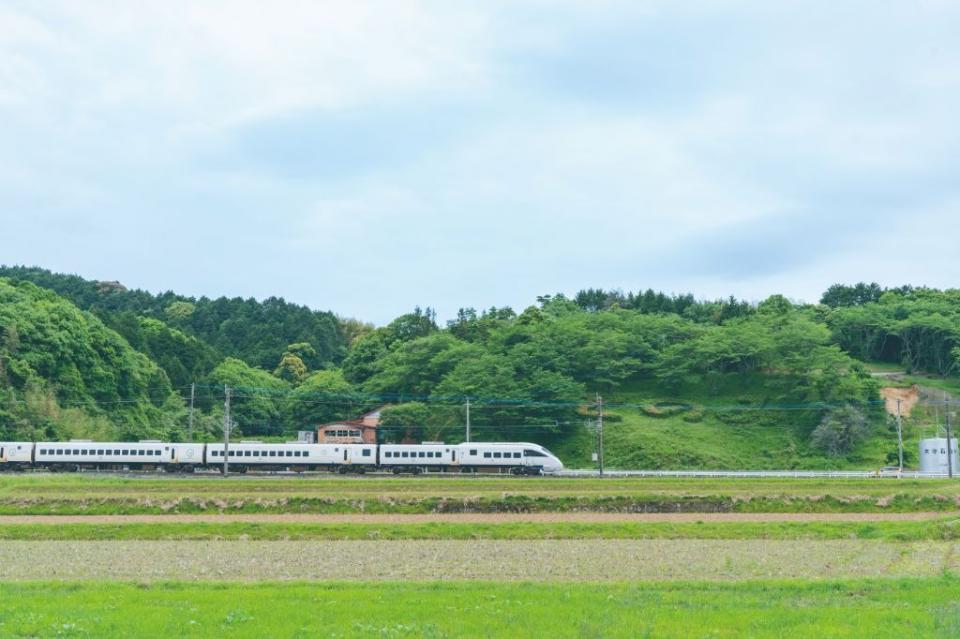 写真：田園風景の中を列車が走っている遠景