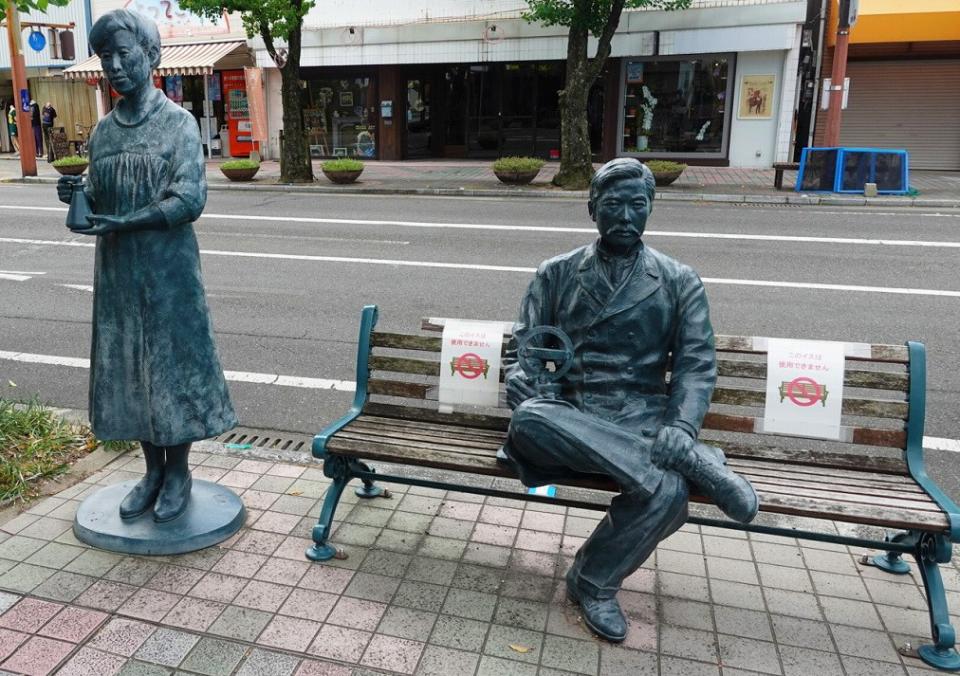 写真：ベンチに座っている銅像