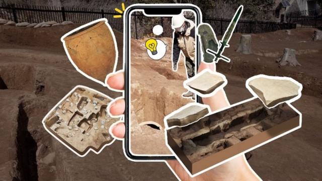 画像：発掘現場の写真を画面に表示したスマートフォンを持っている手のイメージ。発掘された甕棺、遺構、石棺モチーフを周囲にちりばめられている。