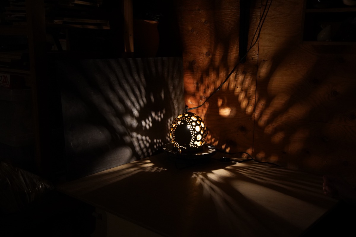 写真：電気をつけたランプシェード