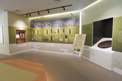 写真：緑の壁が特徴的なチャオシルの展示スペース