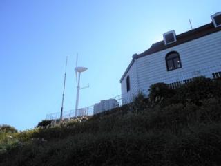 写真：レストハウスの前にある白い風車の遠景