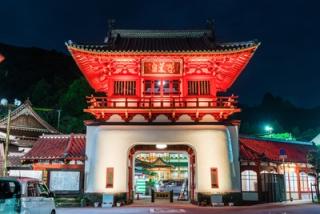 写真：夜間にライトアップされる武雄温泉の楼門
