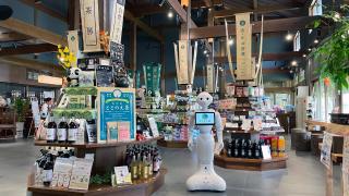 くすきの杜の店内には案内ロボットが置かれている写真