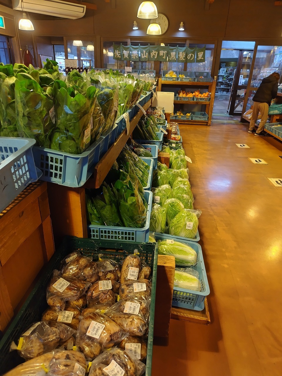 写真：たくさんの野菜が並ぶ店内の様子