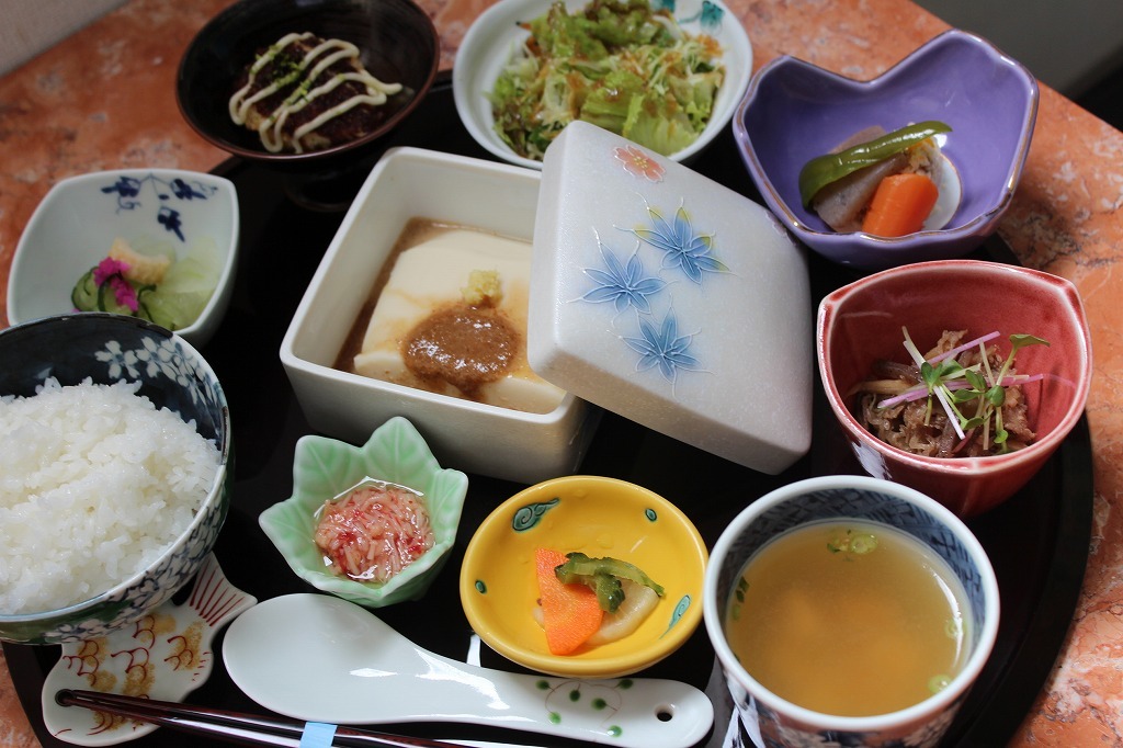 写真：ごどうふを中心に有田焼の器に盛られた小鉢を楽しめる御膳