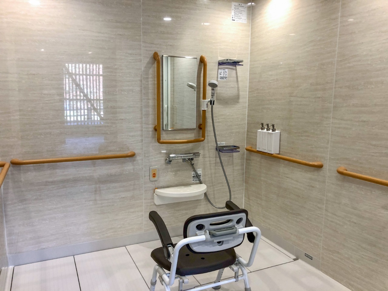 写真：車椅子でも入れるバリアフリーのシャワー室