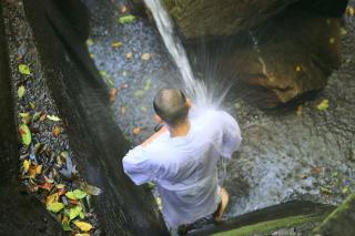 写真：滝に打たれている僧侶