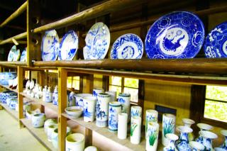 写真：青色が特徴的な志田焼の食器が棚に並んだ様子