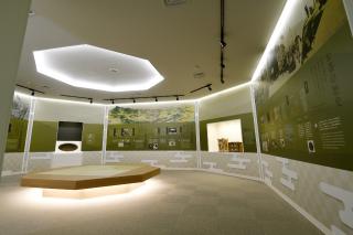 写真：緑の壁が特徴的なチャオシルの展示スペース