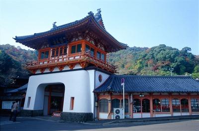写真：大きな屋根を持つ武雄温泉の楼門