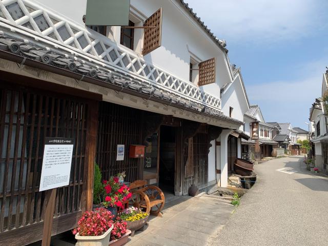 写真：入口が木造の白壁の日本家屋