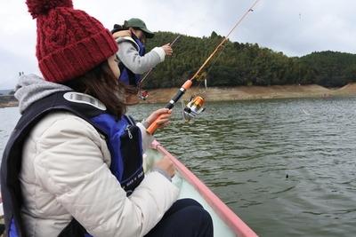 写真：湖でワカサギ釣りを楽しむ女性