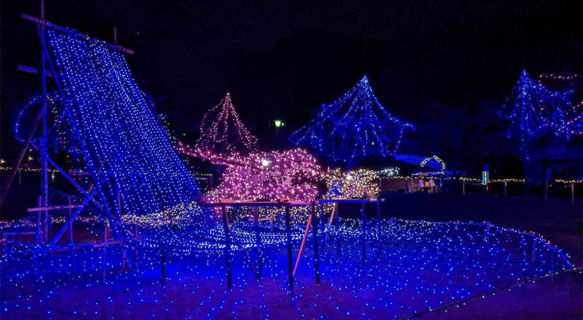 写真：電球で作られた光のトンネルの夜景