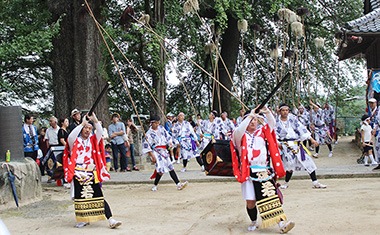 写真：綾部神社行列浮立の様子