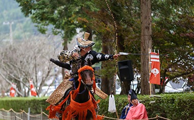 写真：黒髪神社の流鏑馬(やぶさめ)の様子