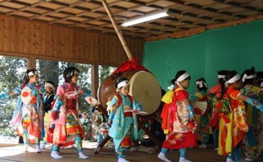 写真：志久七囃子(しくななばやし)浮立の様子