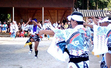 写真：三間坂の荒踊の様子