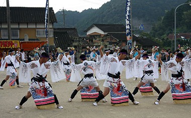 写真：高瀬(こうせ)の荒踊の様子