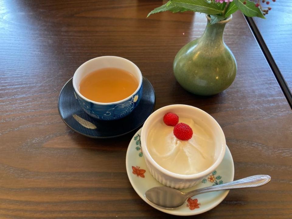 写真：テーブルの上に菊芋のジェラートとお茶が乗っている様子
