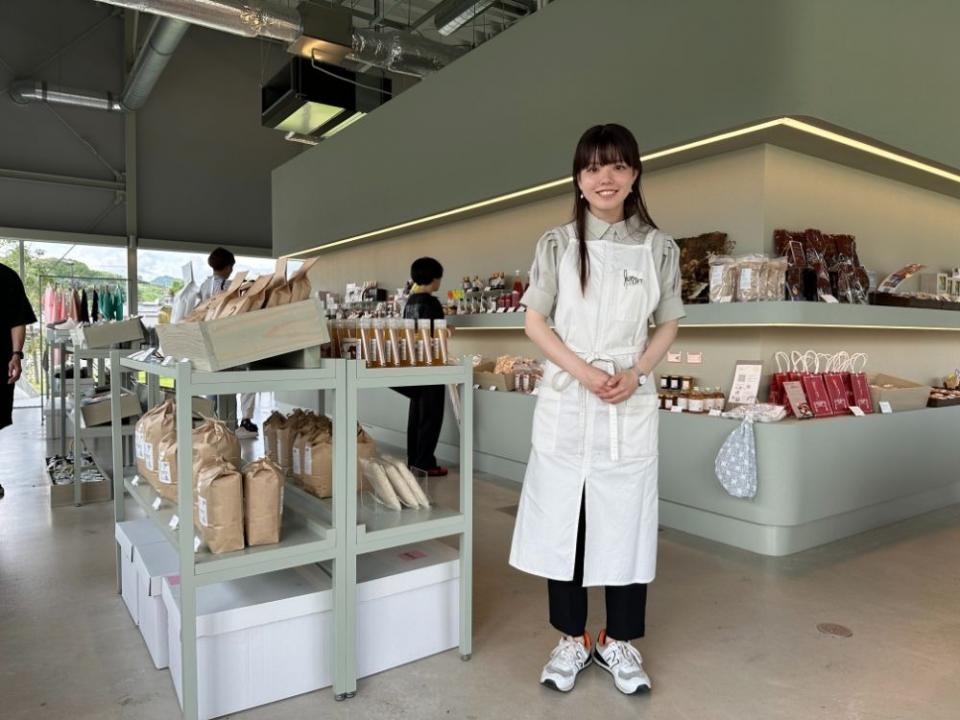 写真：アップリフトシモジュク店内に立つ村上さん