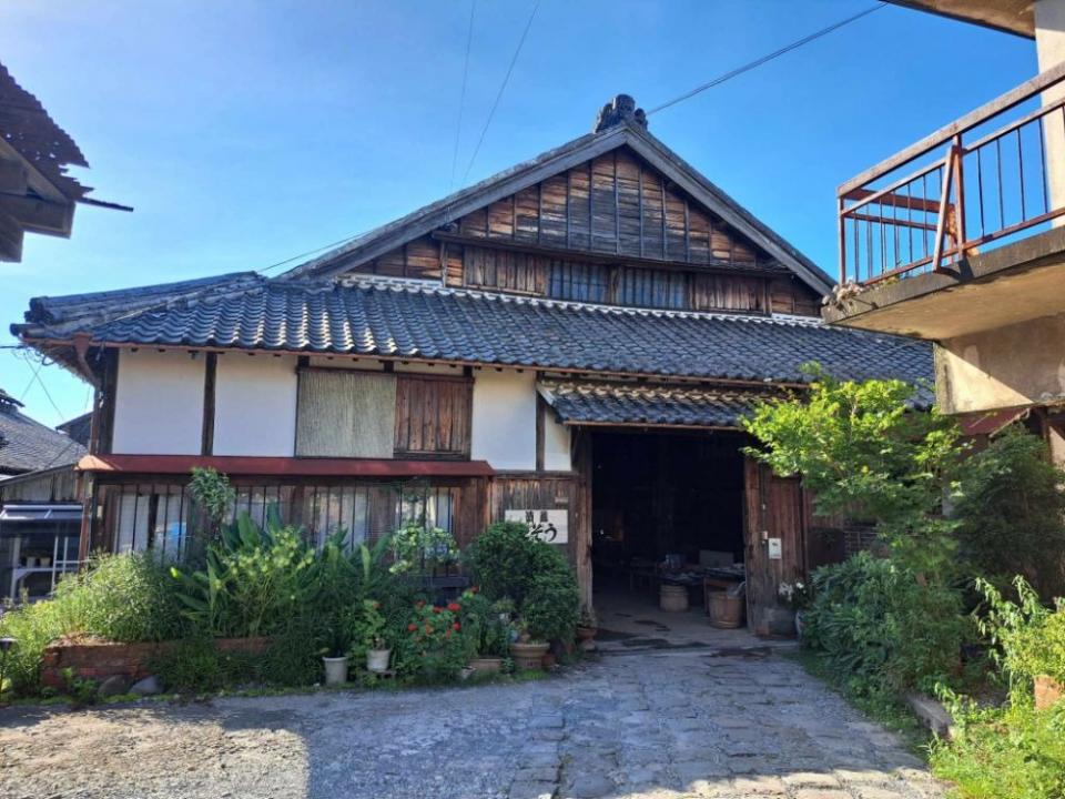 写真：漬蔵たぞうの外観。和風平屋の大きな家屋。入口に「たぞう」の看板がかかっている