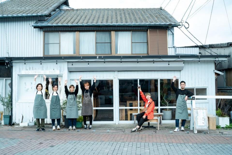写真：リブコーヒー店舗前でスタッフ5名と筆者がバンザイポーズを取っている様子