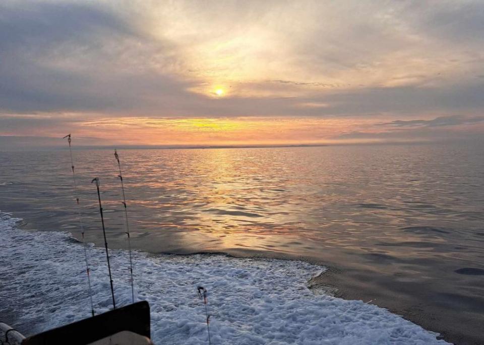 写真：海面に夕焼けが映っている風景