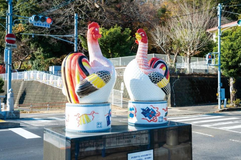 写真：幸橋のたもとにある伊万里焼の二羽の鶏が向き合っている像