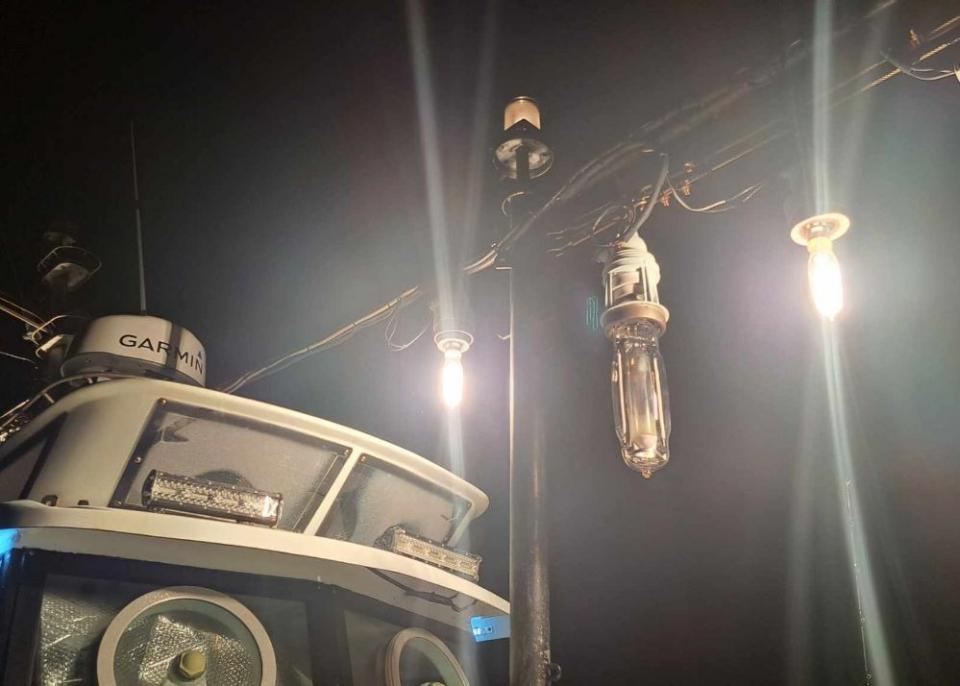 写真：船上にと灯された集魚灯