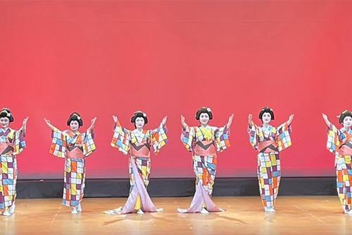 写真：衣装と日本髪のかつらをつけた6人の踊り手が、ステージ上で舞踊を披露している様子