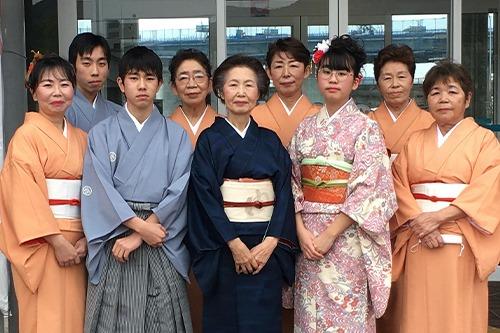 写真：着物を着た9人の集合写真