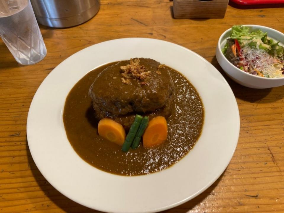 写真：佐賀牛バーグカレーとセットのサラダ