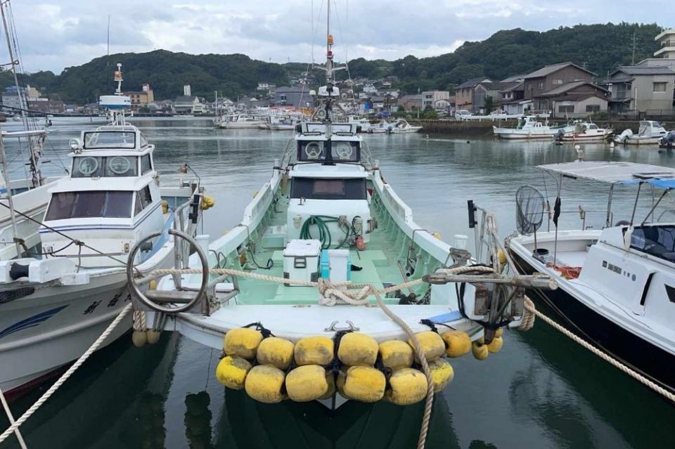 写真：遊漁船”雷電”がほかの船と並んで係留されている様子