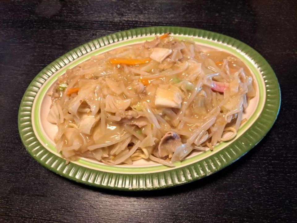 写真：麺の上に野菜や肉のあんかけがたっぷり載った皿うどん