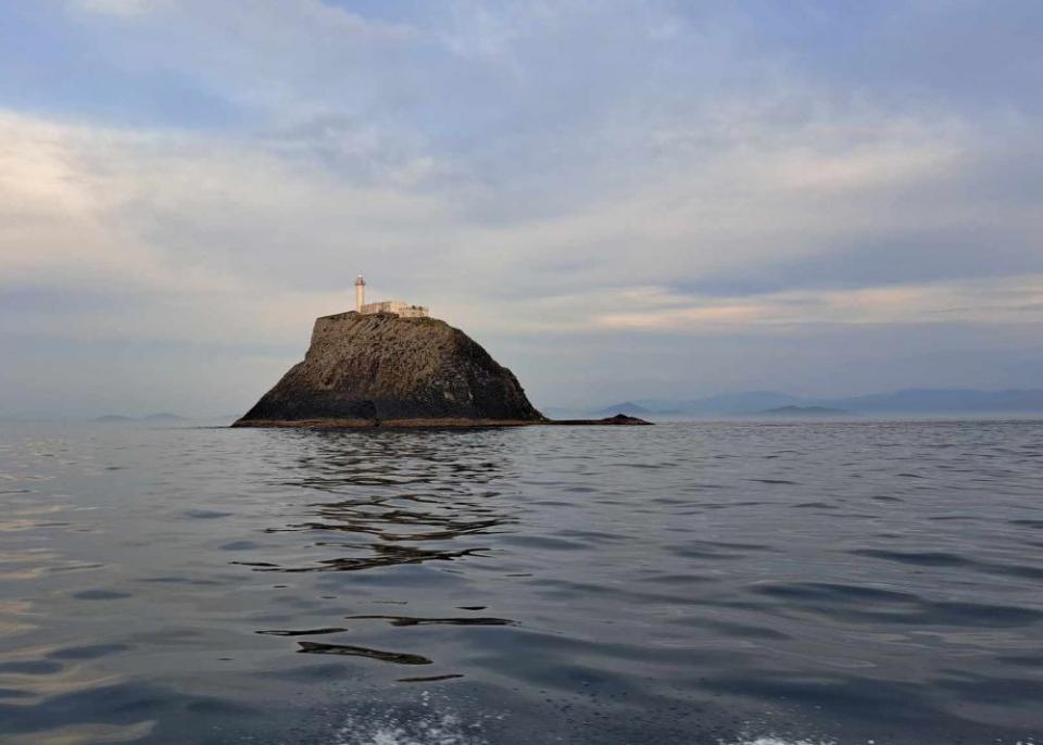写真：海上に浮かぶ烏帽子島の遠景