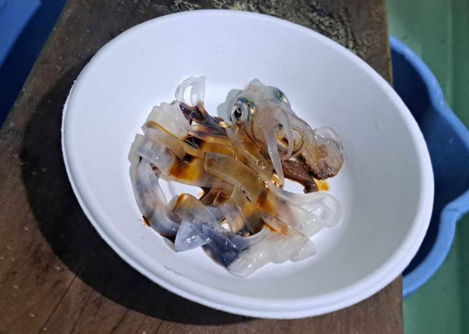写真：皿に盛られたイカの刺身