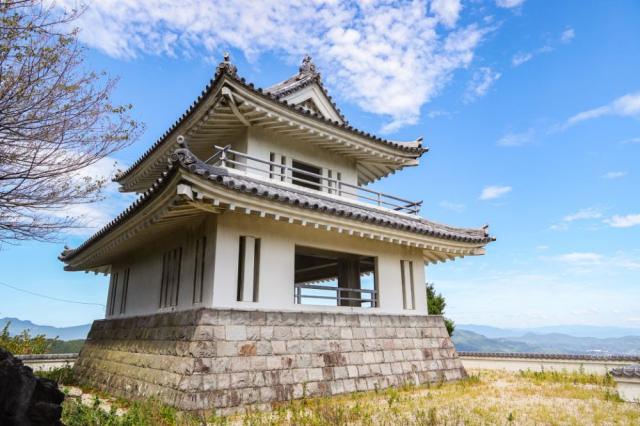 写真：日本の城のような外観の2階建て展望台