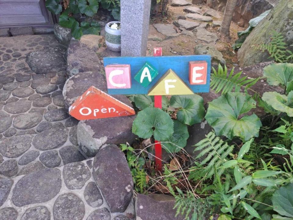 写真：「CAFE Open」と書かれたカラフルな看板